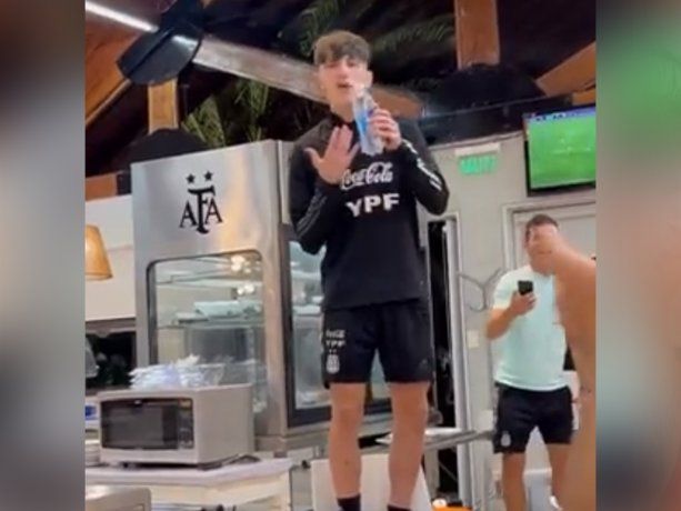 El bautismo de Garnacho en la Selección cantando arriba de una silla