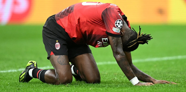 El blooper de un jugador del Milan: del gol del año a un tropiezo inesperado
