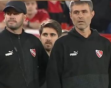 La imperdible charla de Vaccari con su ayudante justo antes del gol de Independiente