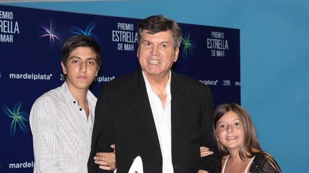 La emoción de todos por la mención a Carlín en los Estrella de Mar