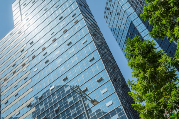 Con la construcción de edificios sostenibles