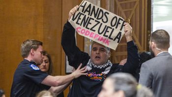 un manifestante sorprendio a maro rubio en el senado de estados unidos: quita tus manos de venezuela un manifestante sorprendio a maro rubio en el senado de estados unidos: quita tus manos de venezuela