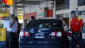 empresarios y opositores cuestionan el congelamiento empresarios y opositores cuestionan el congelamiento