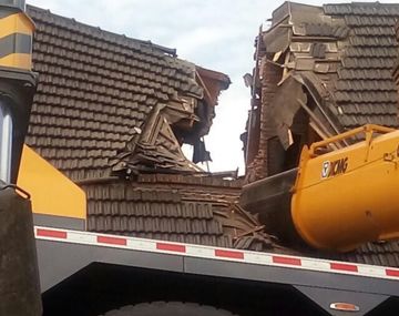 Sacaron la grúa del techo de la casa que quedó destruida pero continúan los trabajos