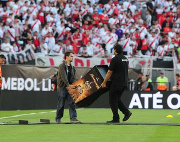 El presidente de Conmebol hizo su descargo y propuso un hashtag para promover la paz en el Superclásico