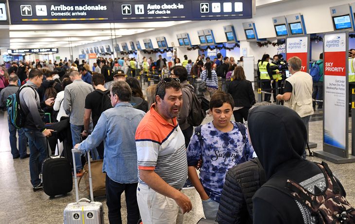 Pilotos amenazan con paralizar los vuelos en Semana Santa