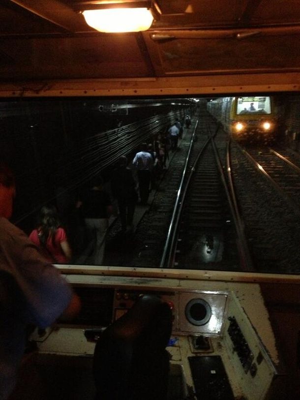 El subte D quedó varado y los pasajeros caminaron por las vías