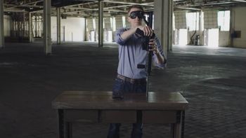 candidato a senador de los estados unidos hace campana armando un fusil candidato a senador de los estados unidos hace campana armando un fusil