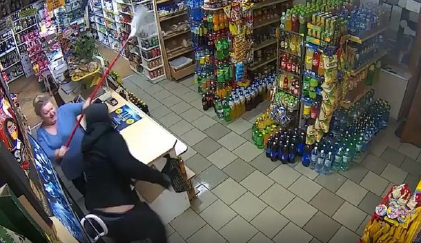 VIDEO: Un ladrón quiso robar en su local con una pistola y lo echó armada con su lampazo