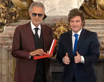 Andrea Bocelli fue condecorado por Milei en el Salón Blanco de la Casa Rosada