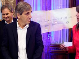 VIDEO: Así fue la entrega del papelito de Caputo a Cerruti