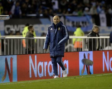Jorge Sampaoli al costado del campo de juego en el duelo de Argentina ante Venezuela