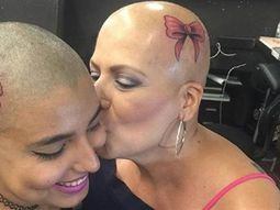 Emotivo: venció al cáncer y se tatuó unos moños rosas con su hija