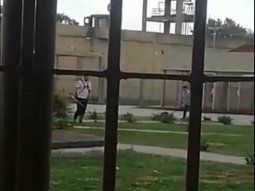 Rugbiers cortan el pasto en la cárcel y otros presos se burlan