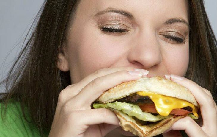 Aseguran que comer antes de dormir hace bien