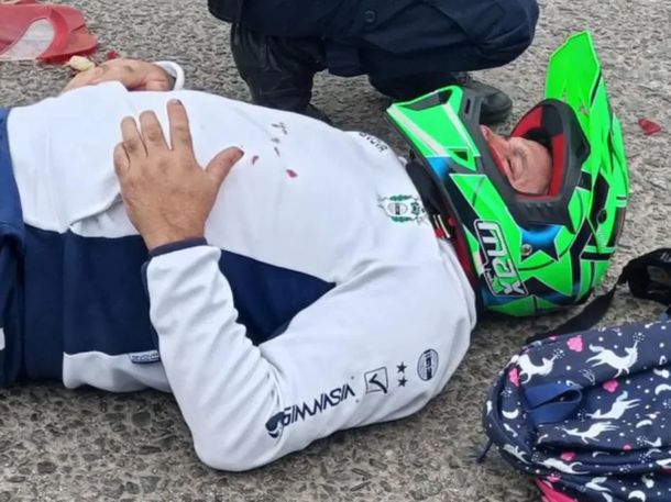 Video: el jefe de la barrabrava de Gimnasia se estrelló contra un auto andando en moto