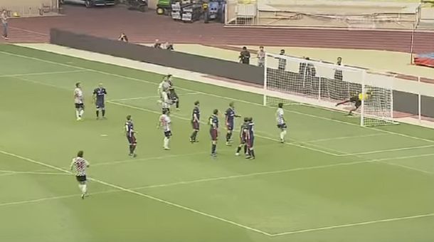 Que pruebe con el fútbol: tremendo golazo del piloto Fernando Alonso