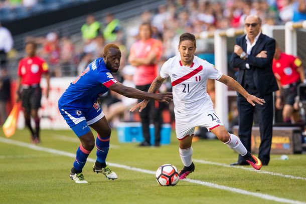 A Perú le costó pero le ganó al débil Haití en su debut