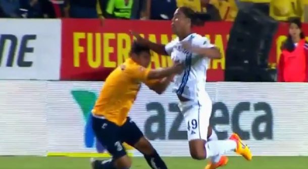 ¿Y el agua? Ronaldinho se tiró a la pileta en una insólita jugada