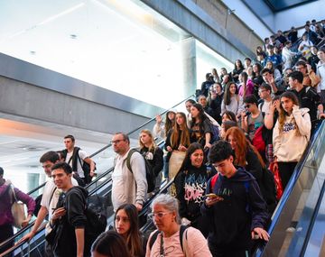 Así fue el emotivo reencuentro de repatriados y sus familias en Ezeiza