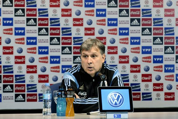 Pese a los rumores sobre una salida, Martino ratificó a Messi como capitán de la Selección