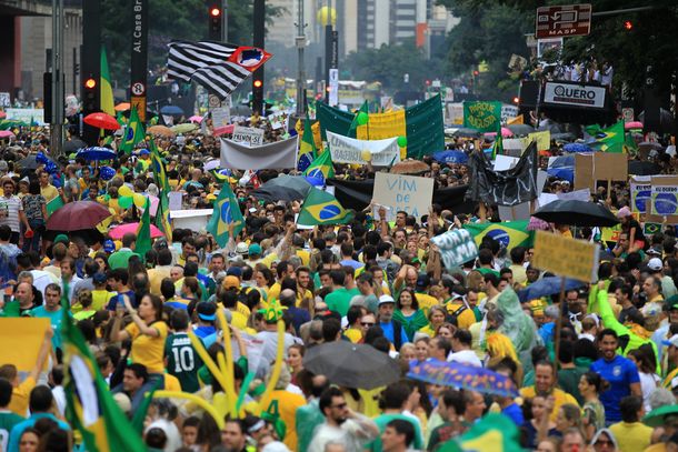 Miles de brasileños protestaron contra Rousseff en Río de Janeiro