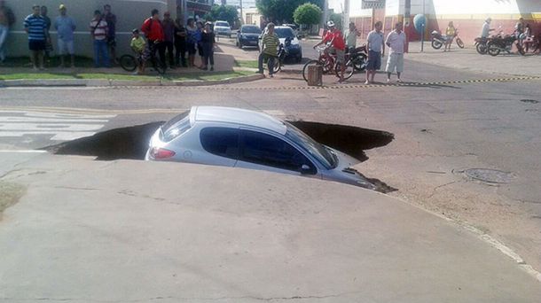 Brasil: un enorme bache se tragó un auto en plena calle