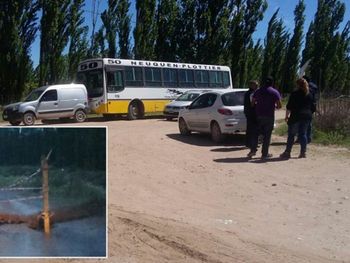 Vecinos de cuatro barrios tomaron un colectivo para que la Municipalidad les arreglen unas calles en Plottier.