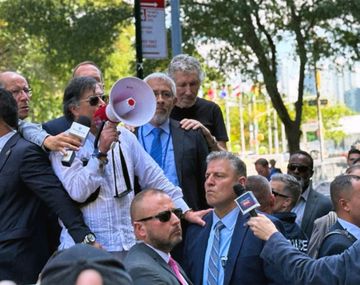 Gustavo Petro habla ante una multitud en Nueva York.
