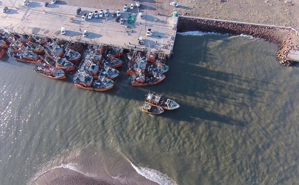 Dos barcos protagonizan un insólito piquete en Chubut