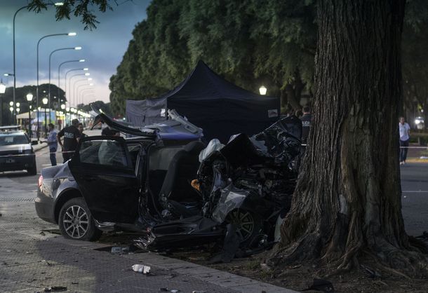 Dos muertos y un herido grave al estrellarse un auto en Puerto Madero