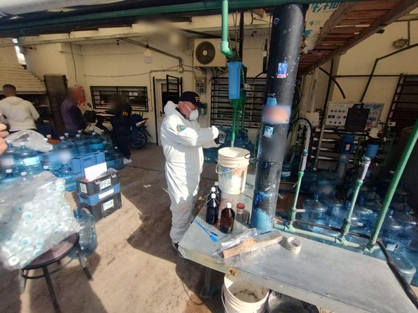 Allanaron tres plantas ilegales de envasado de agua potable en Canning
