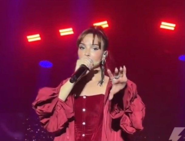 Brenda Asnicar frenó su show porque una fan estaba descompuesta y fue ovacionada en Italia.