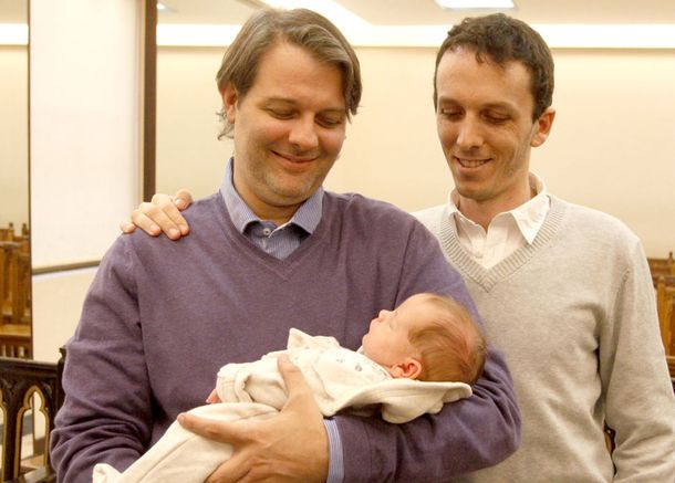 Inscribirán a un bebé hijo de dos papás nacido en la India