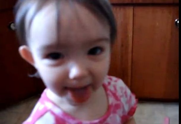 La extraña manera de decir banana de una nena de dos años