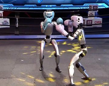 China: robots humanoides deslumbran en el primer torneo oficial de boxeo
