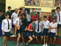 Fueron en pollera al colegio en reclamo por un pedido machista de los directores a sus compañeras