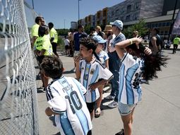 Banderazo argentino en Kansas: los hinchas ya viven la previa del debut ante Argelia Banderazo argentino en Kansas: los hinchas ya viven la previa del debut ante Argelia