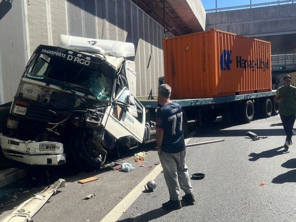 Triple choque de camiones en Paseo del Bajo dejó a un chofer herido