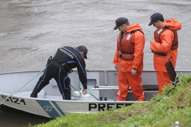 Sigue la búsqueda del padre e hijo que cayeron al Riachuelo