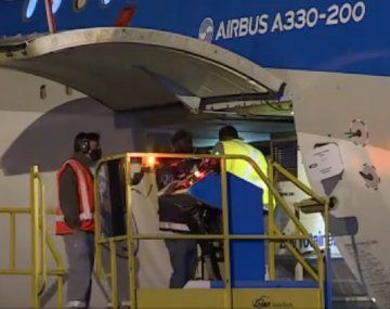Llegó al país el vuelo de Aerolíneas con un millón de dosis de la vacuna Sinopharm
