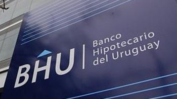 24.000 familias tienen un sobreendeudamiento en UR con el Banco Hipotecario del Uruguay (BHU). 24.000 familias tienen un sobreendeudamiento en UR con el Banco Hipotecario del Uruguay (BHU).