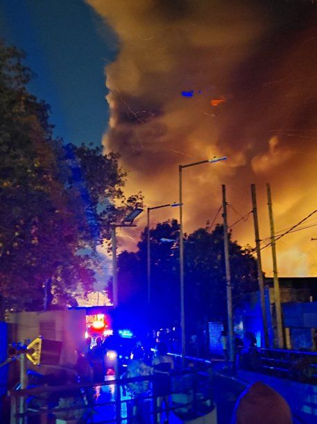 El incendio en el depósito de Otowil afectó a casas y vehículos.