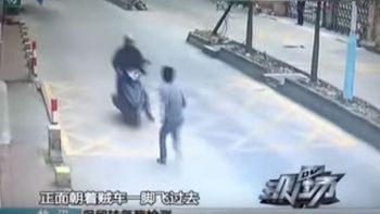 Le pegó una patada voladora al delincuente que le había robado el celular y lo tiró de la moto Le pegó una patada voladora al delincuente que le había robado el celular y lo tiró de la moto