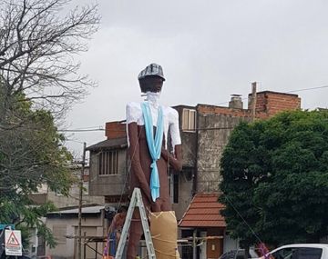 El Negro de WhatsApp presente en la quema de muñecos de La Plata