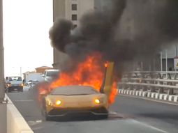 Aceleró su Lamborghini y lo incendió