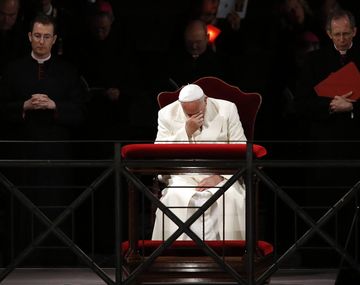 Francisco presidió el Vía Crucis en el Vaticano en Viernes Santo