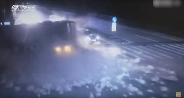 Un camión hizo una mala maniobra porque quiso pasar en rojo y aplastó a un vehículo