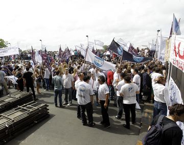 Los gremios protestaron en la audiencia pública