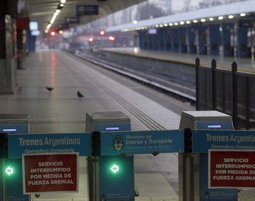 El transporte público colapsó por el paro del tren Sarmiento